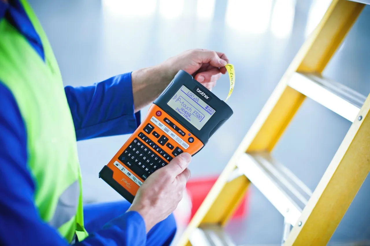 Nhãn in Brother chống hóa chất ứng dụng trong nhà xưởng