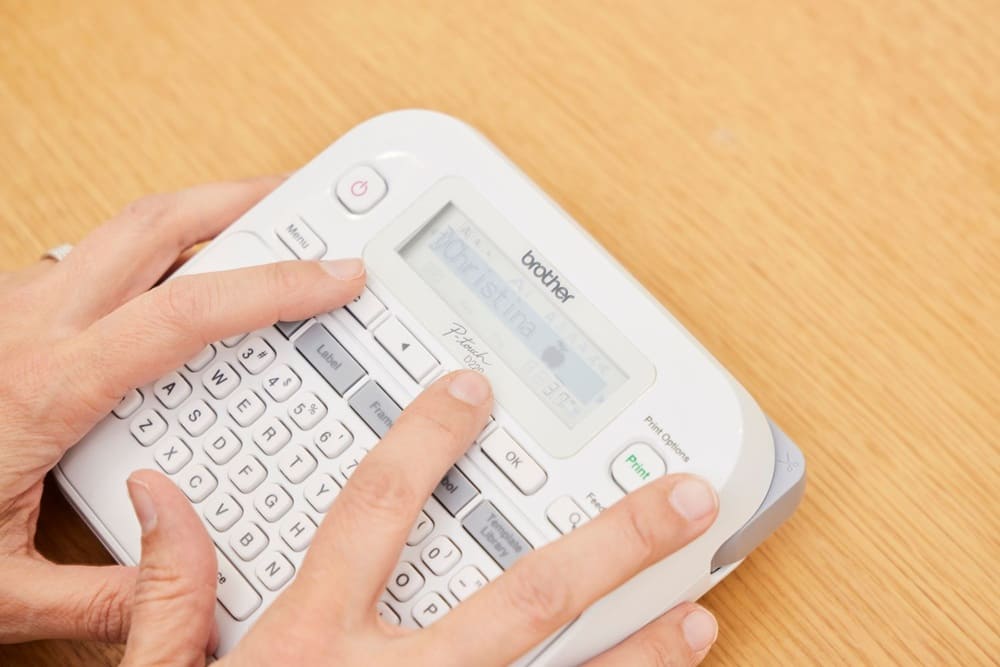 Cách sử dụng máy in nhãn Brother
